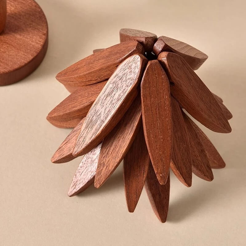 Trebrikke i Valnøtt - Stilig og Praktisk, Trekunst for Ditt Bord, Sett med 3 Trebrikker, Kreativt Sammenleggbart Gryteunderlag