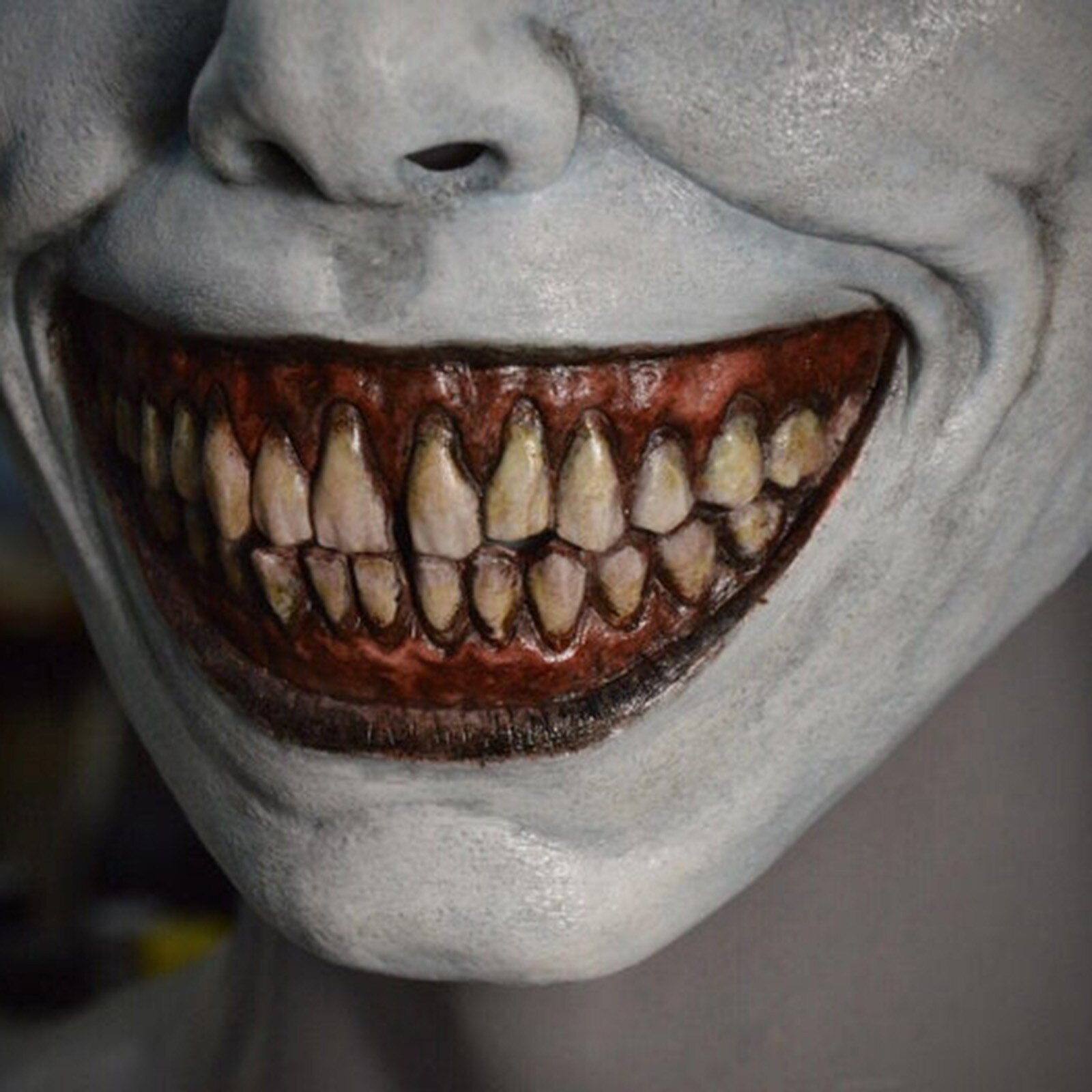 Hvit Skrekkmaske – Perfekt for Halloweenfest og Skumle Dekorasjoner